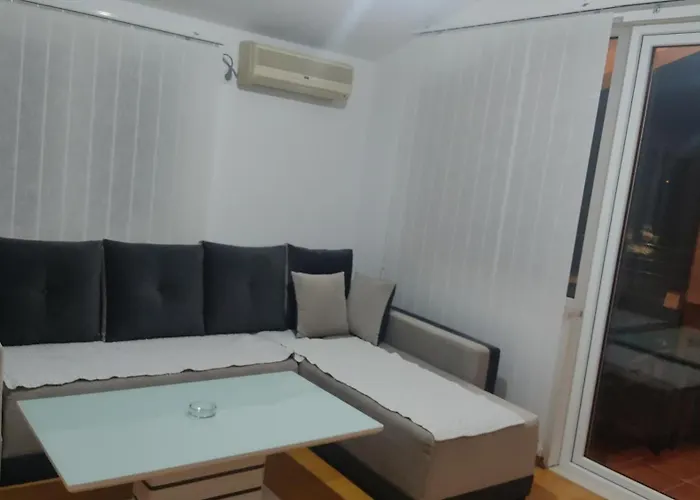 Jovana -- Porodicni Apartmani Igalo