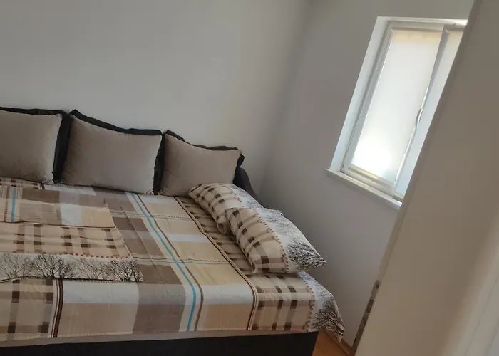 Jovana -- Porodicni Apartmani Igalo
